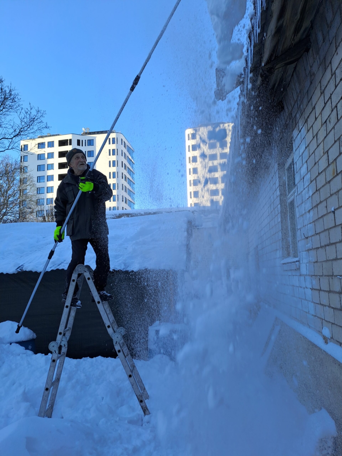 Lume koristus katuselt