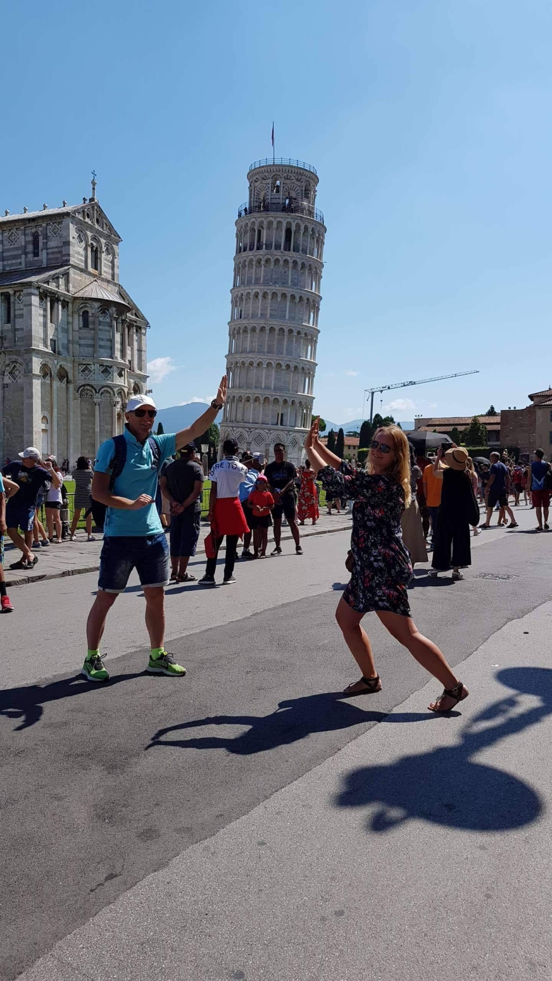 Ema ja isa toetamas Pisa torni