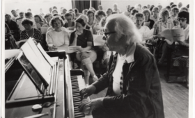 Gustav Ernesaks kooriühingu laululaagriliste ees 1980ndatel