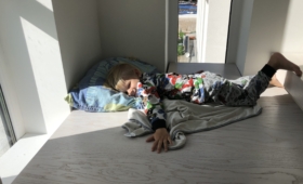 Väikevend tegi endale magamiseks pesa trepile