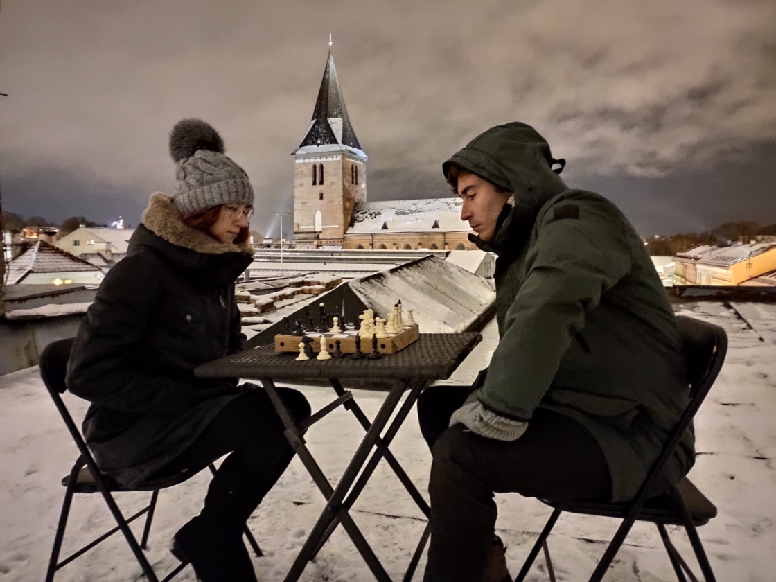 Talvine malemäng Tartu vanalinna katusel